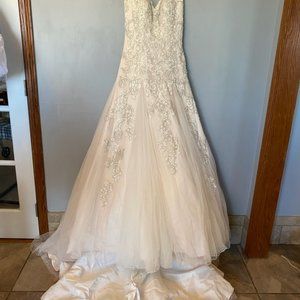 Privato Wedding Dress, Size 6, Worn Once